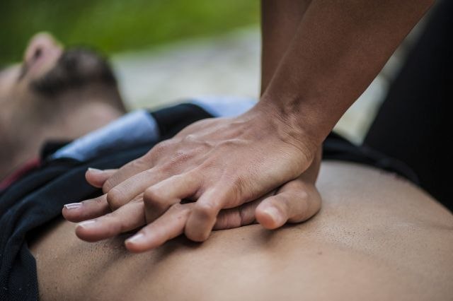 Neki lekari ne žele za sebe CPR. Koliko je oživljavanje opasno?